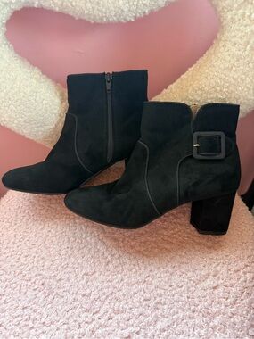 White Mountain Calisi Black Faux Suede Block Heel Ankle Booties Size 8